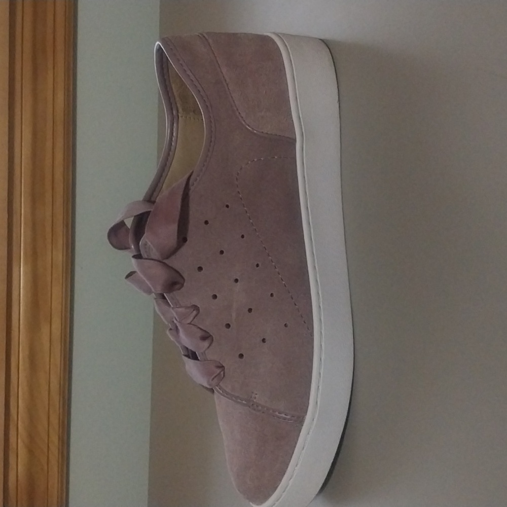 Euc Vionic Sneakers View 5